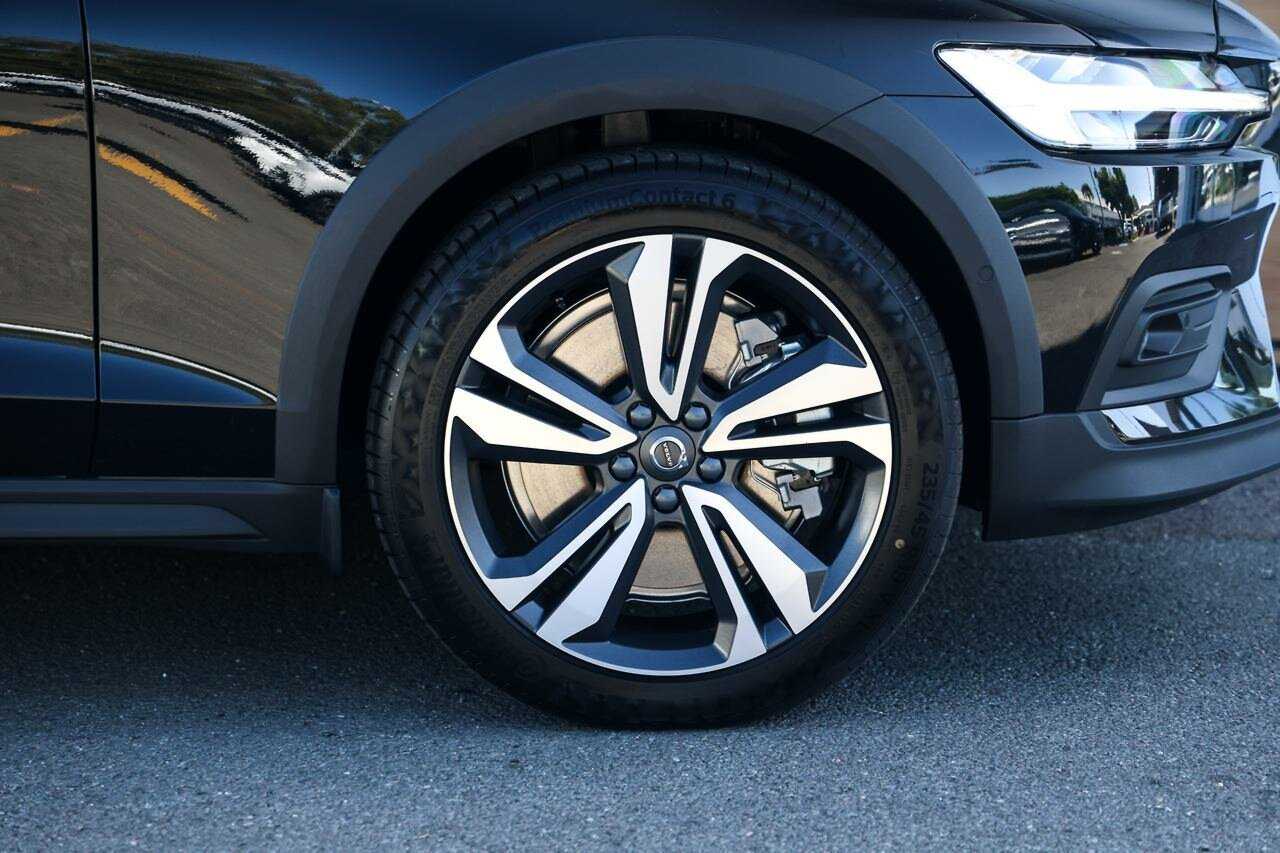 Volvo  V60 Cross Country Ultra, B5 AWD Mild hybrid, Petrol, Bright