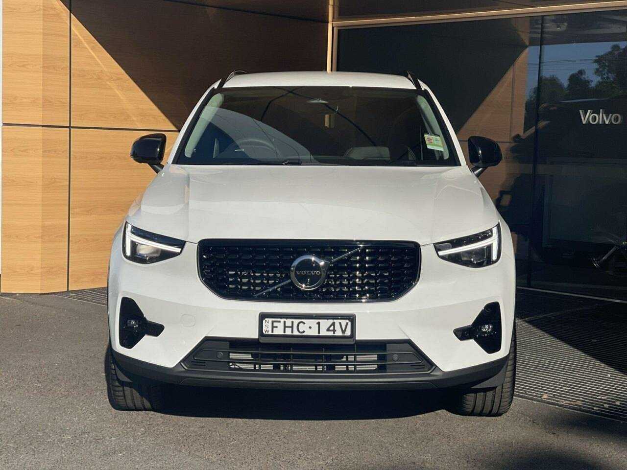 Volvo  XC40 Ultimate, B4 AWD Mild hybrid, Petrol, Dark