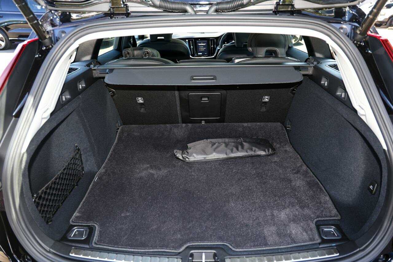 Volvo  V60 Cross Country Ultra, B5 AWD Mild hybrid, Petrol, Bright