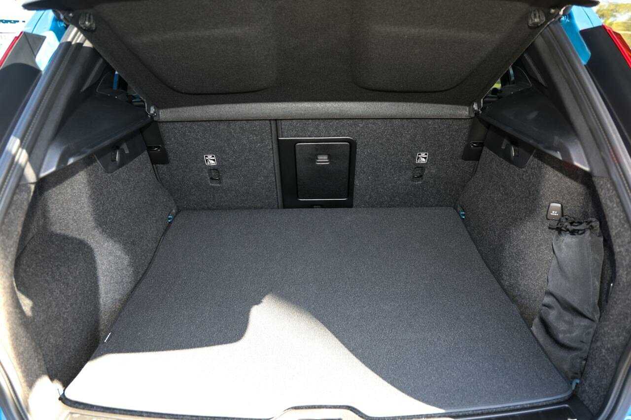 Volvo  XC40 Ultra, B4 AWD Mild hybrid, Petrol, Bright