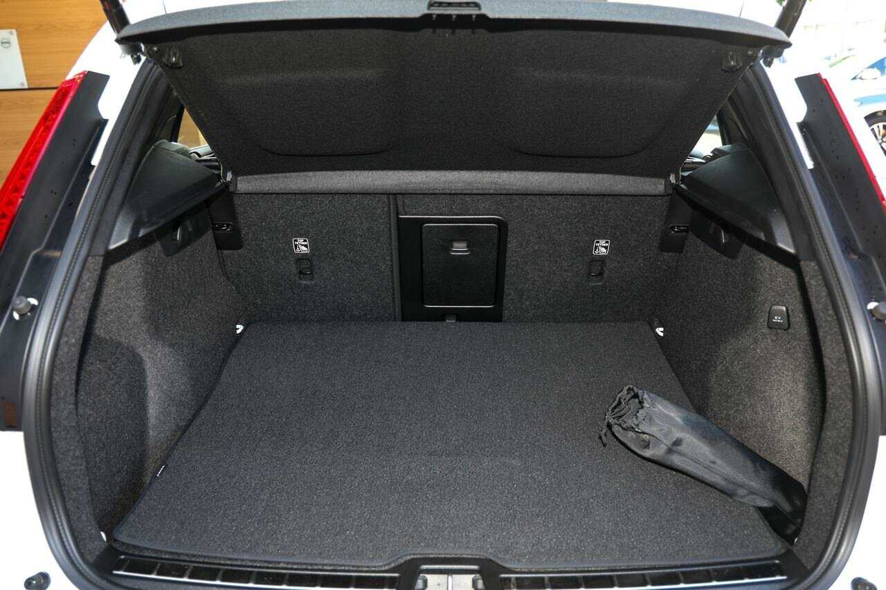 Volvo  XC40 Ultra, B4 AWD Mild hybrid, Petrol, Bright